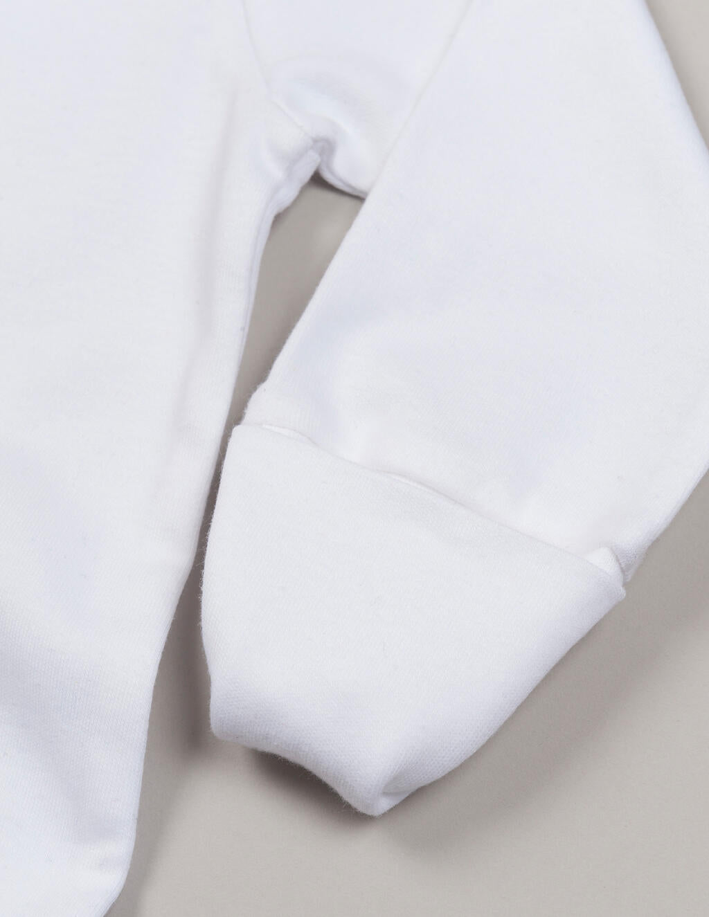 Baby Sleepsuit with Scratch Mitts in Farbe White