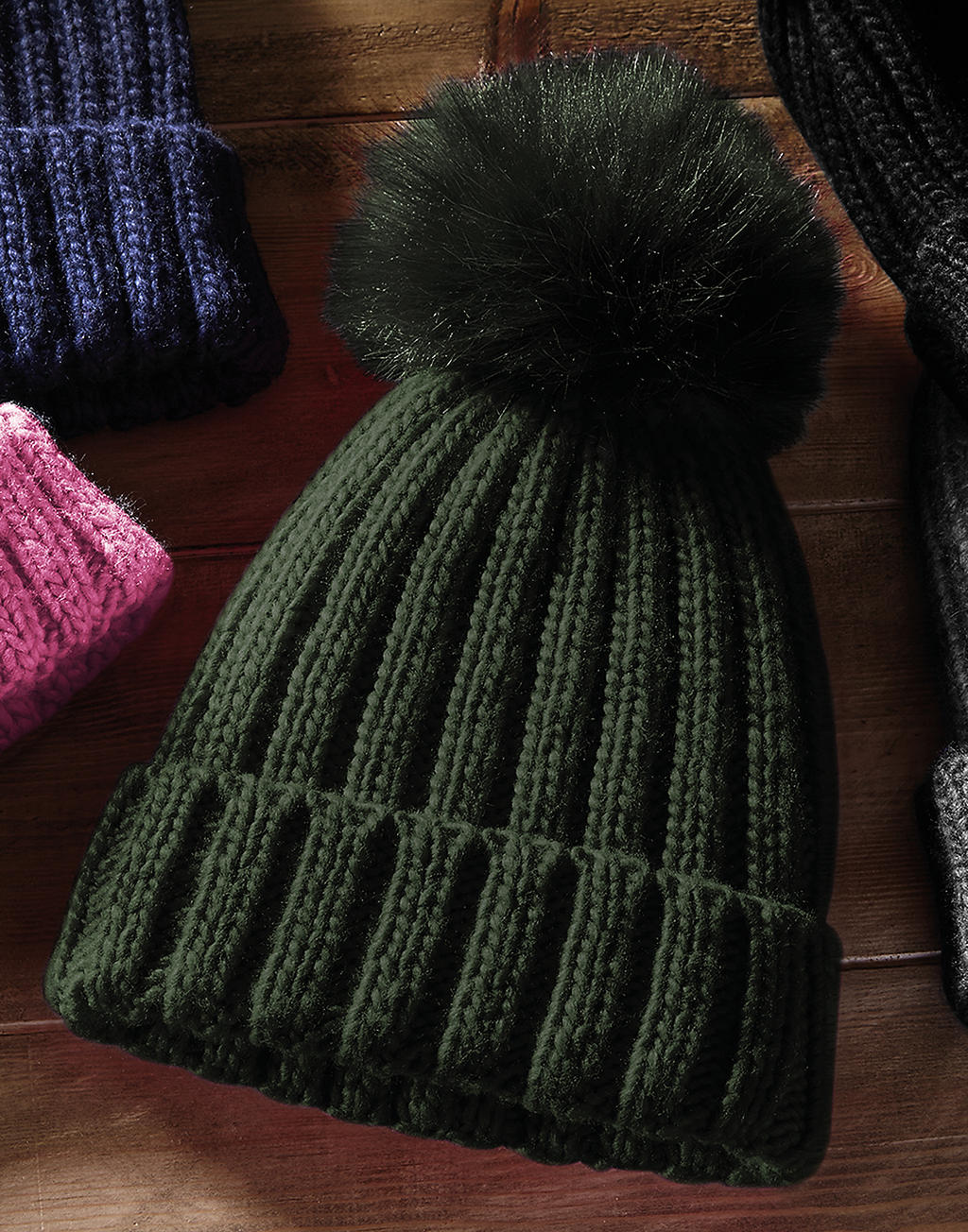 Verbier Fur Pop Pom Chunky Beanie in Farbe Black