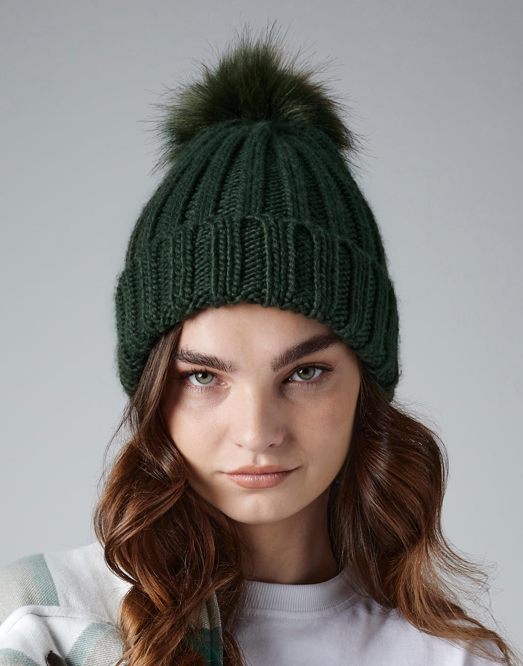 Verbier Fur Pop Pom Chunky Beanie in Farbe Black