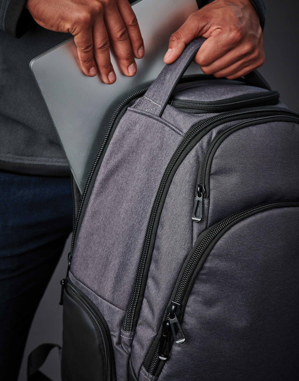 Madison Commuter Pack in Farbe Carbon
