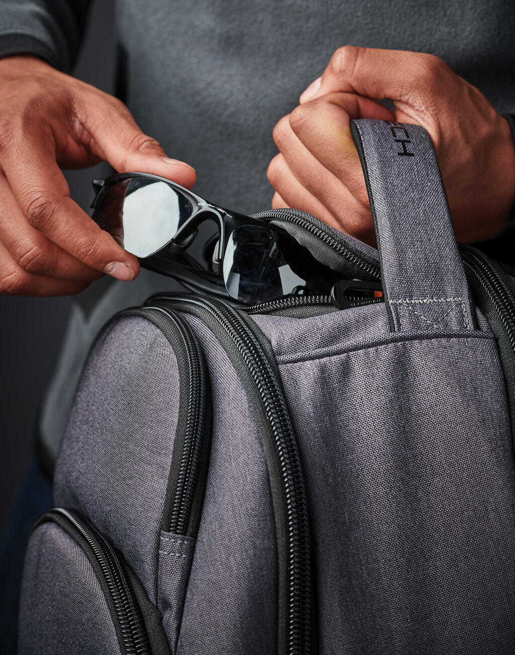 Madison Commuter Pack in Farbe Carbon