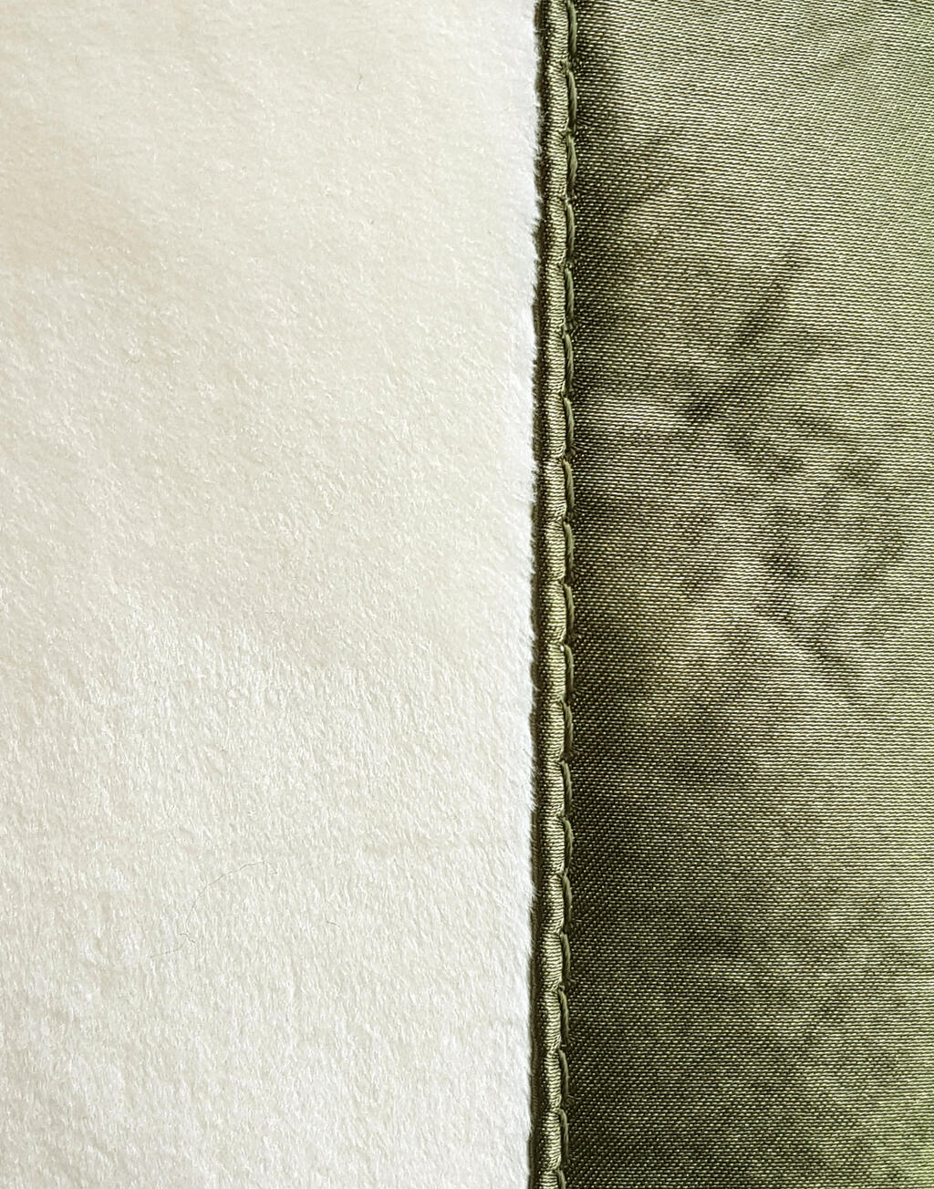 Kiyomi Satin + Velvet Tote Bag in Farbe Natural/Olive Green