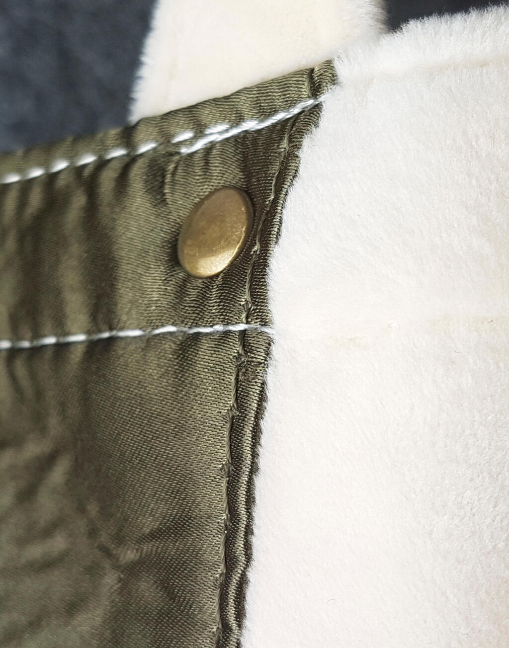Kiyomi Satin + Velvet Tote Bag in Farbe Natural/Olive Green