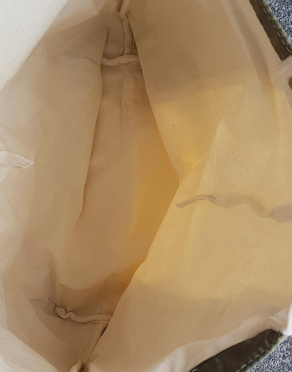 Kiyomi Satin + Velvet Tote Bag in Farbe Natural/Olive Green