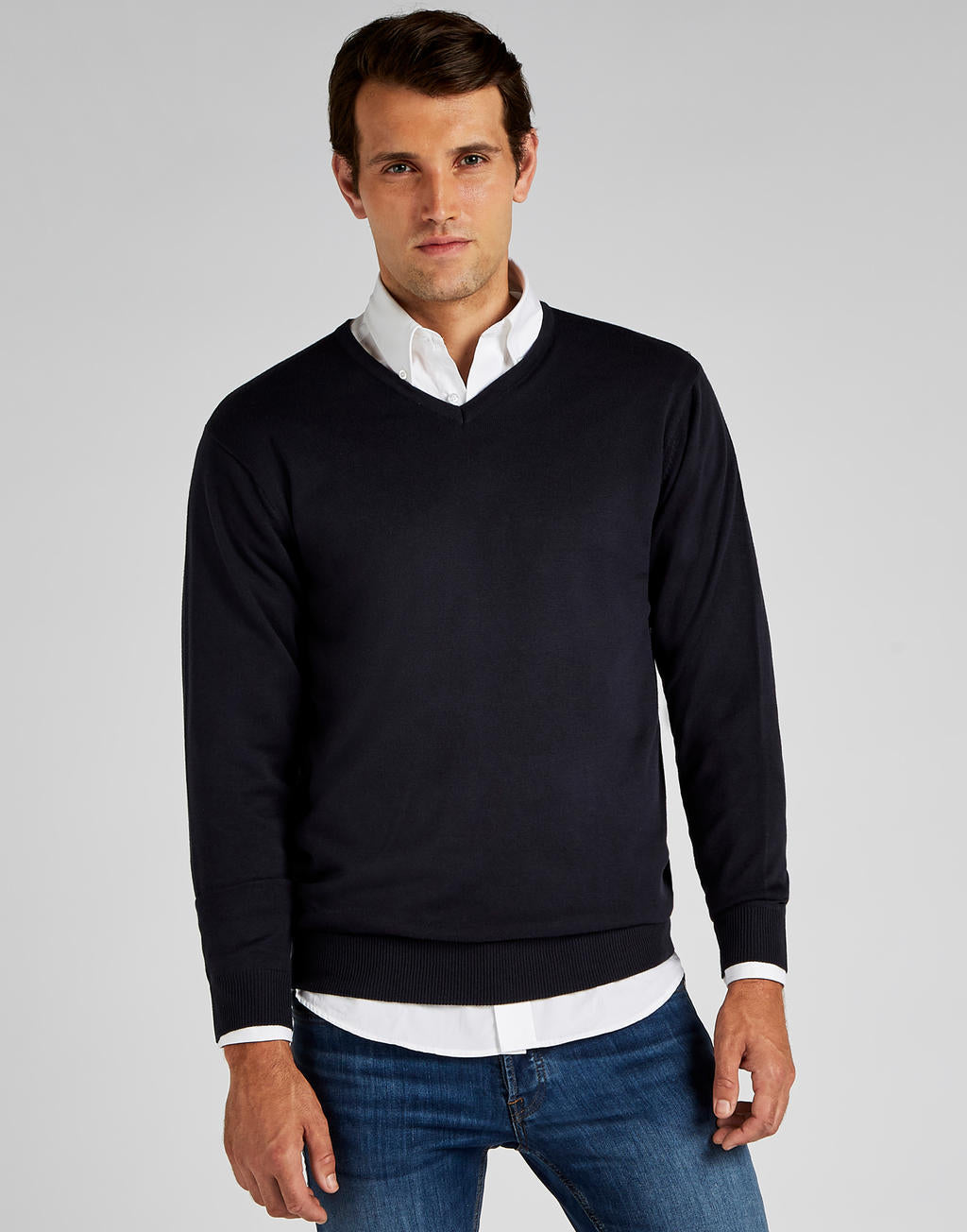 Classic Fit Arundel V Neck Sweater in Farbe Black