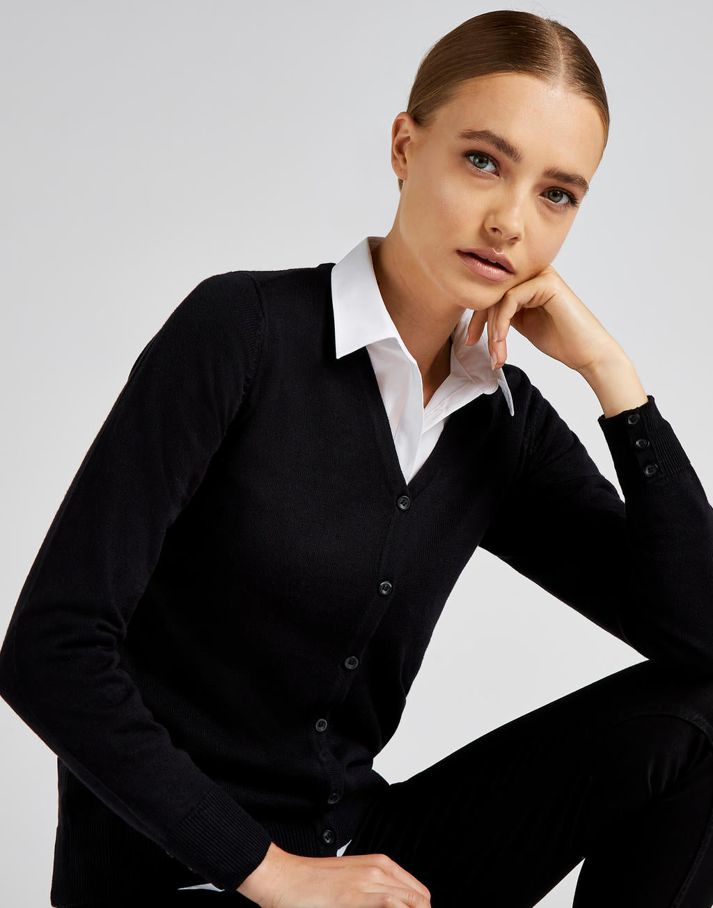 Women's Classic Fit Arundel V Neck Cardigan in Farbe Black