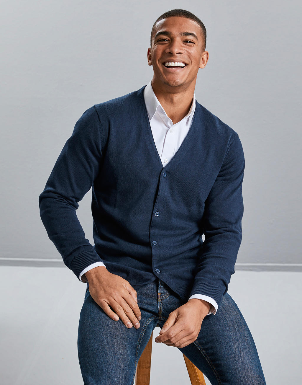 Men's V-Neck Knitted Cardigan in Farbe Black