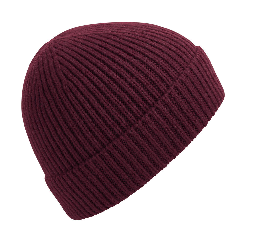 Engineered Knit Ribbed Beanie in Farbe Burgundy