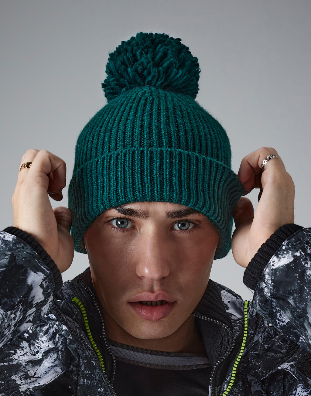 Engineered Knit Ribbed Pom Pom Beanie in Farbe White
