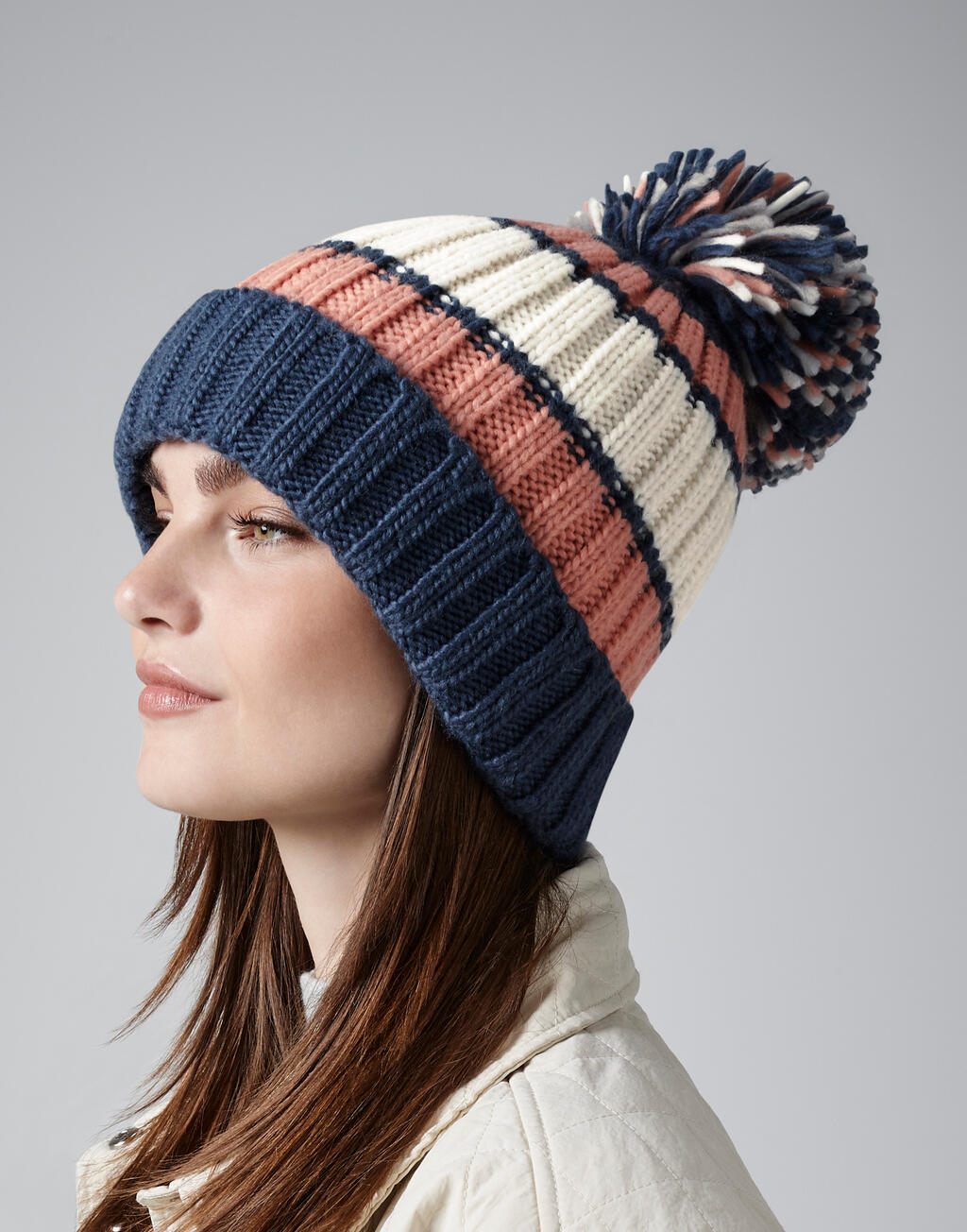 Hygge Striped Beanie in Farbe Blueberry Cheesecake