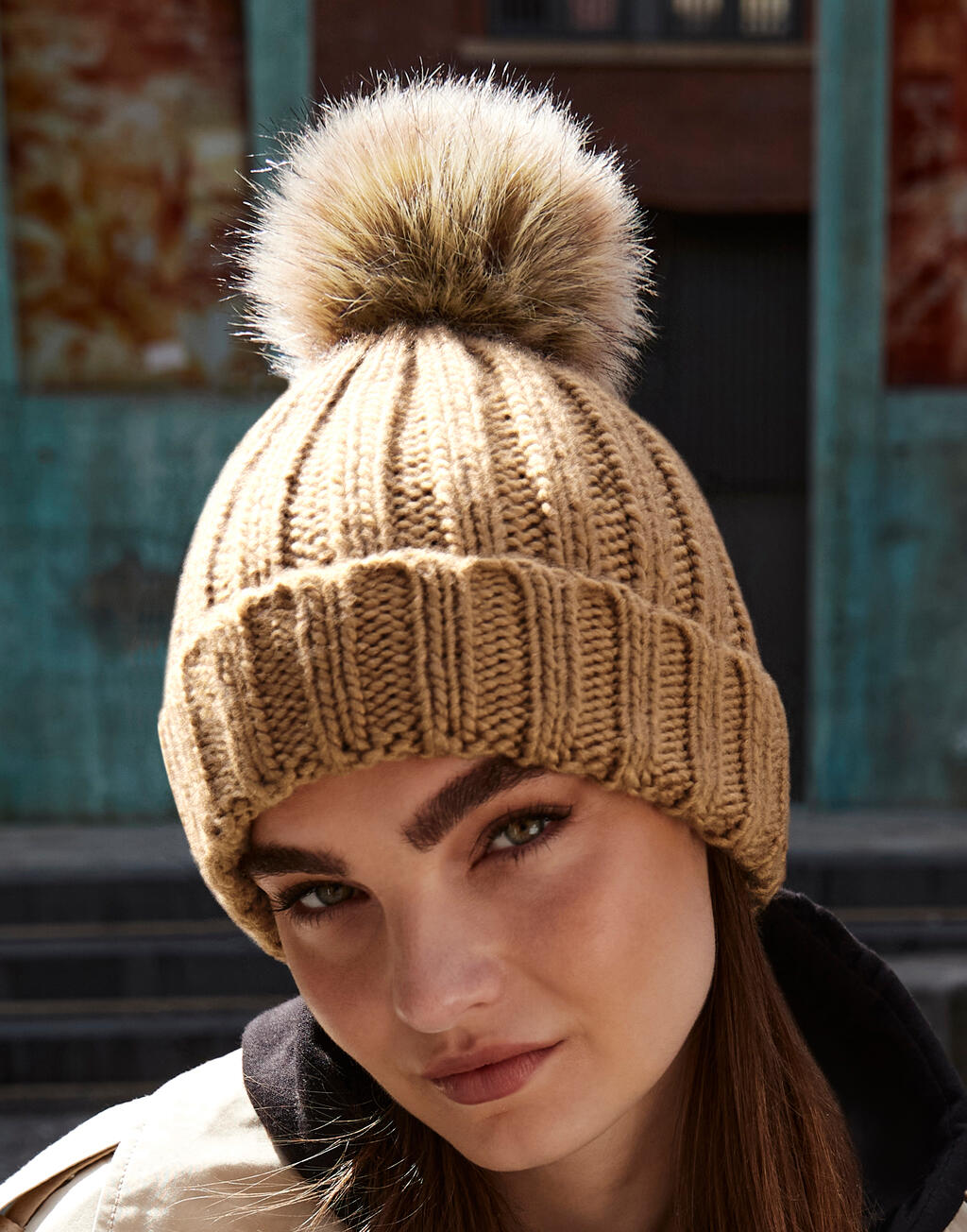  Fur Pop Pom Chunky Beanie in Farbe Biscuit